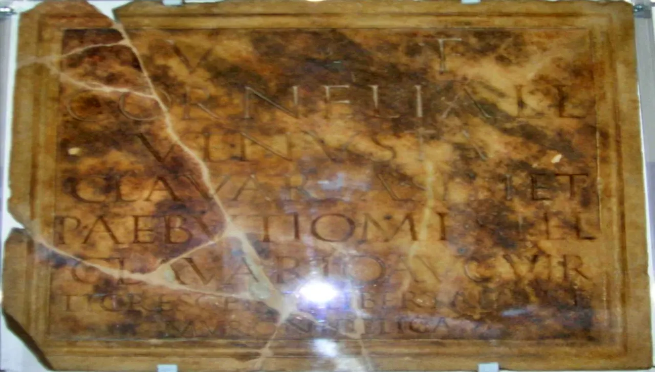Epigrafe romana di Alpignano, lastra in pietra con iscrizione latina incisa e visibili segni del tempo e delle fratture