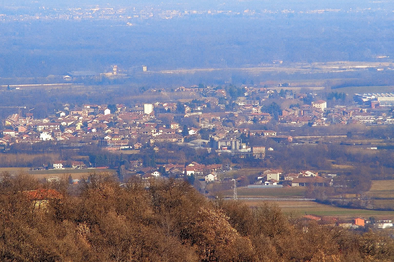 Comune di San Gillio visto in lontananza in autunno