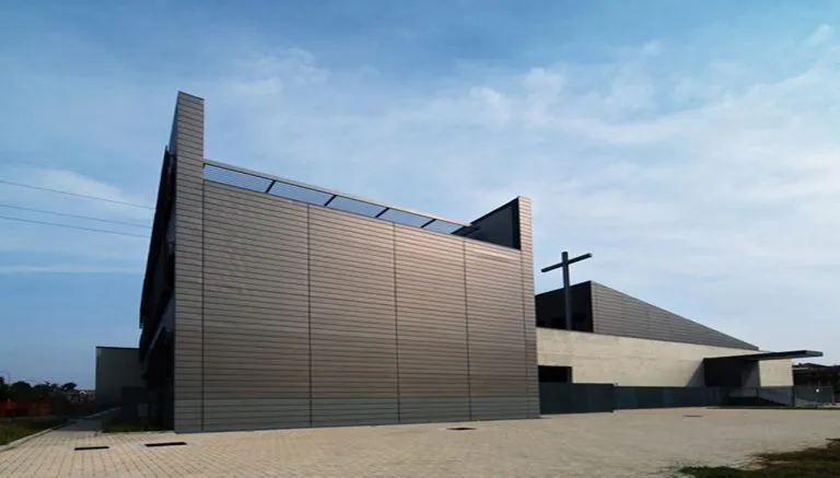 esterno della nuova parrocchia a Salsasio (Carmagnola) con croce e facciata moderna nel sagrato