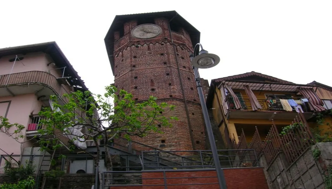 Torre del ricetto, con orologio, vista da sotto