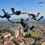 A Cumiana arrivano i migliori paracadutisti italiani: tre giorni di gare da 4.000 metri