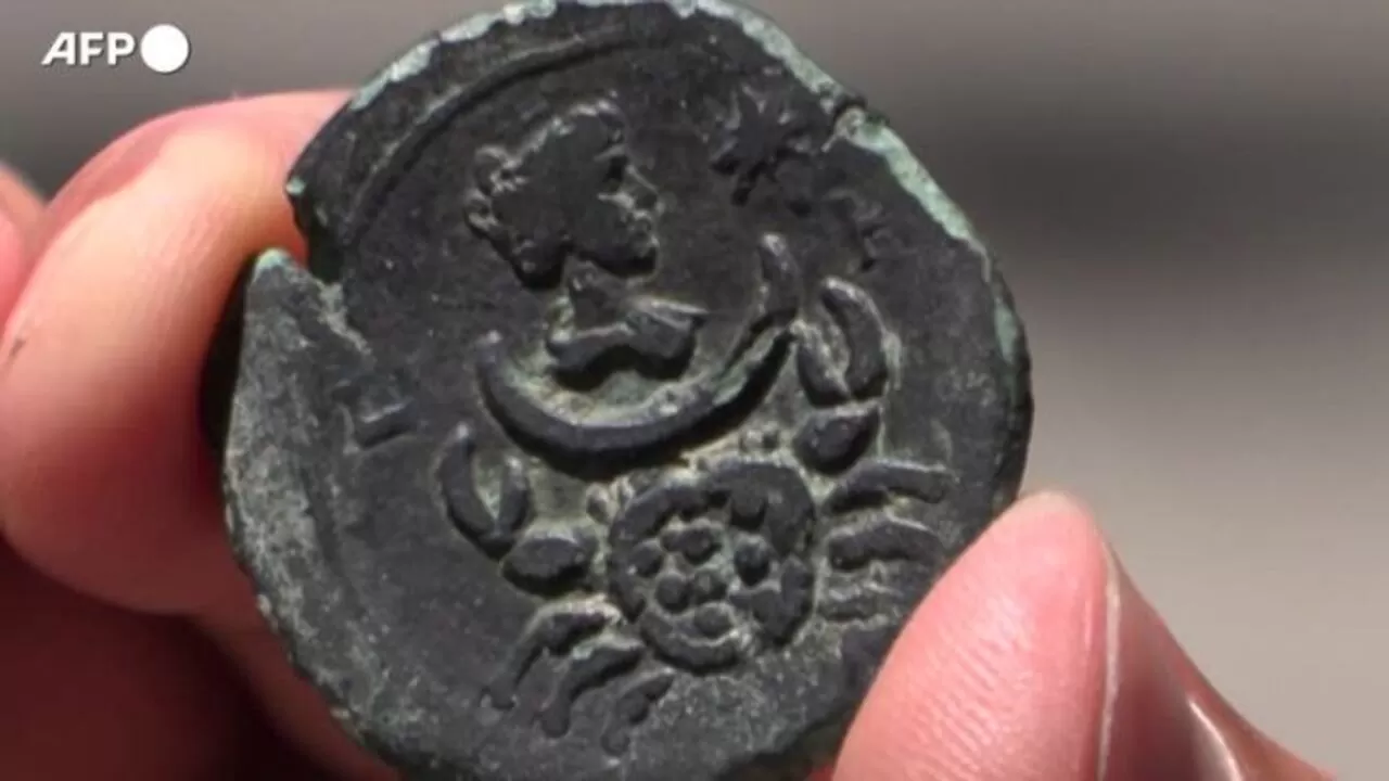 Monete antiche trovate a Milano: il maxi-sequestro - La Stampa